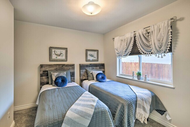 Building Photo - 2432 Glacier St