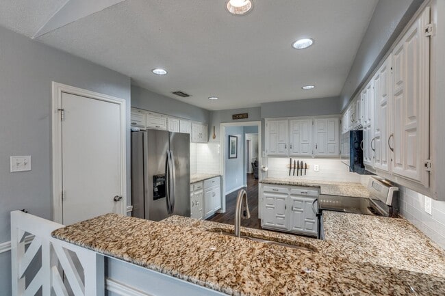 Building Photo - 1108 Richland Oaks Dr