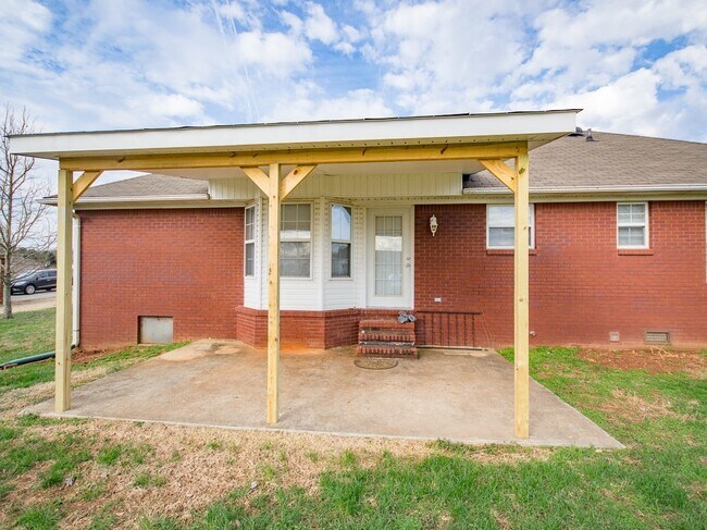 Building Photo - Beautiful full brick home!