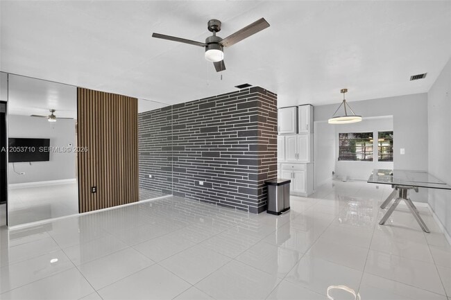 Building Photo - 2331 Flamingo Dr