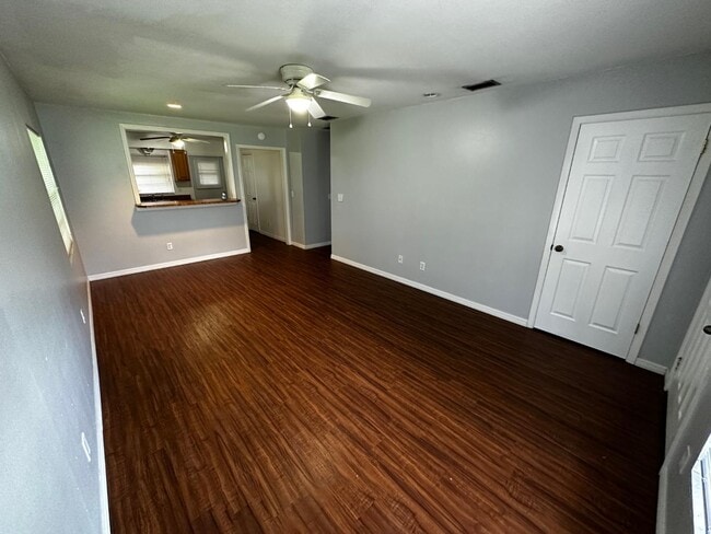 Building Photo - 610 Emerald Ave