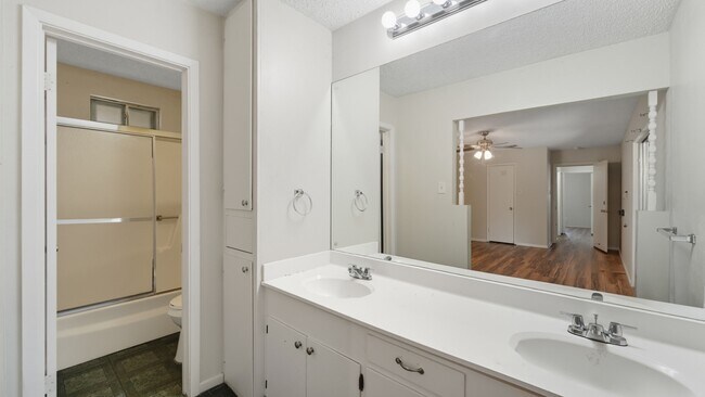 Building Photo - 140 Cloverleaf Dr