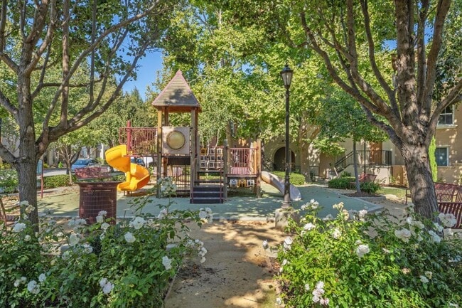 Building Photo - SPACIOUS 3 BEDROOM, 3.5 BATHROOM TOWNHOUSE IN AN EXCELLENT LOCATION. GARAGE. LAUNDRY. BALCONY. A ...