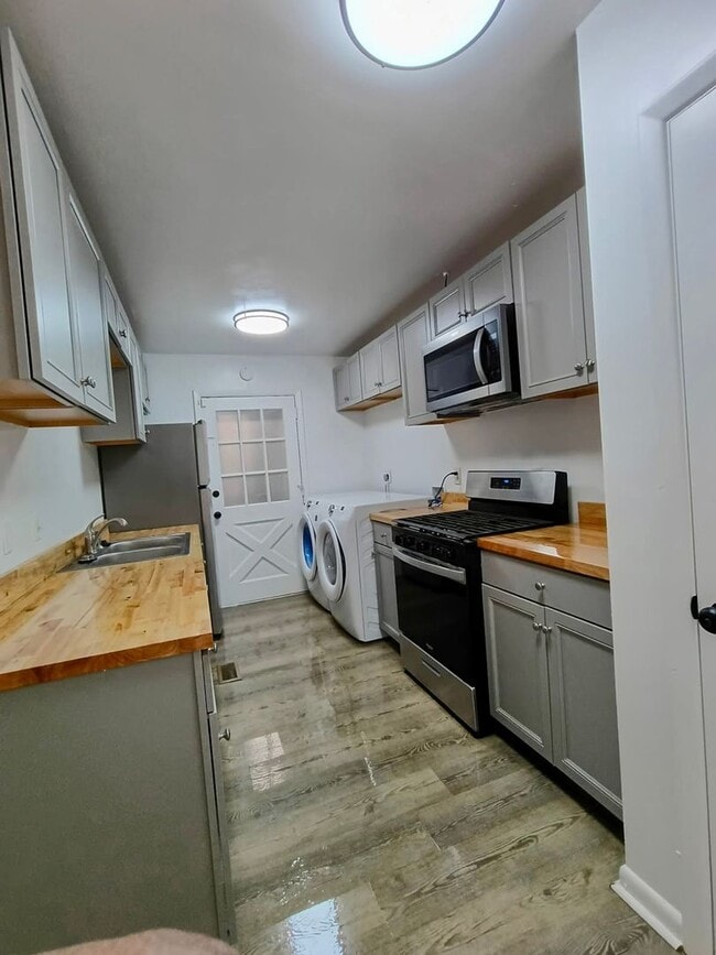 Building Photo - 6408 Blue Bird Dr