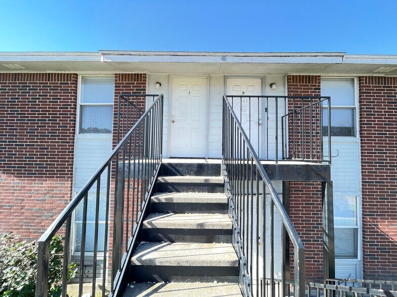 Building Photo - 1801 Cedarhill Dr