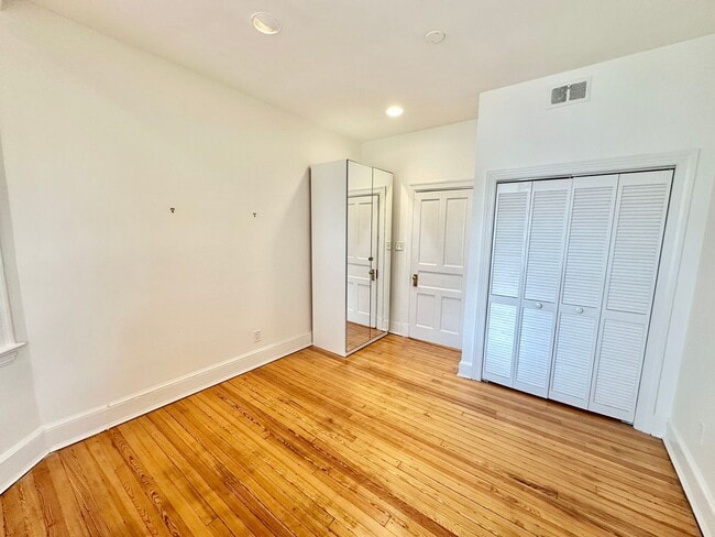 Building Photo - Historic Georgetown Sunny 2 Bedroom 1.5 Ba...