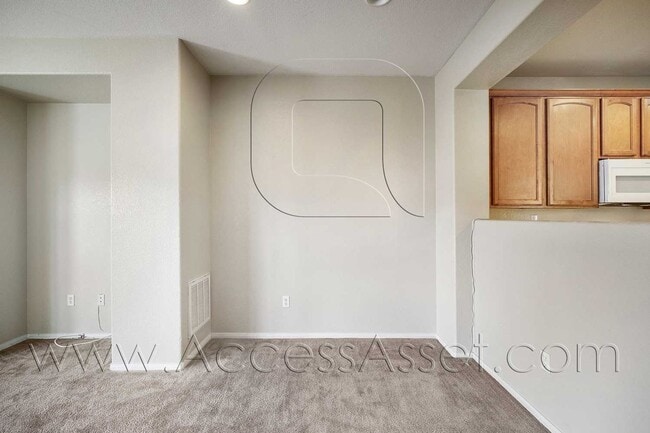 Building Photo - Beautiful 3 Bed / 2.5 Bath Townhouse In Vi...
