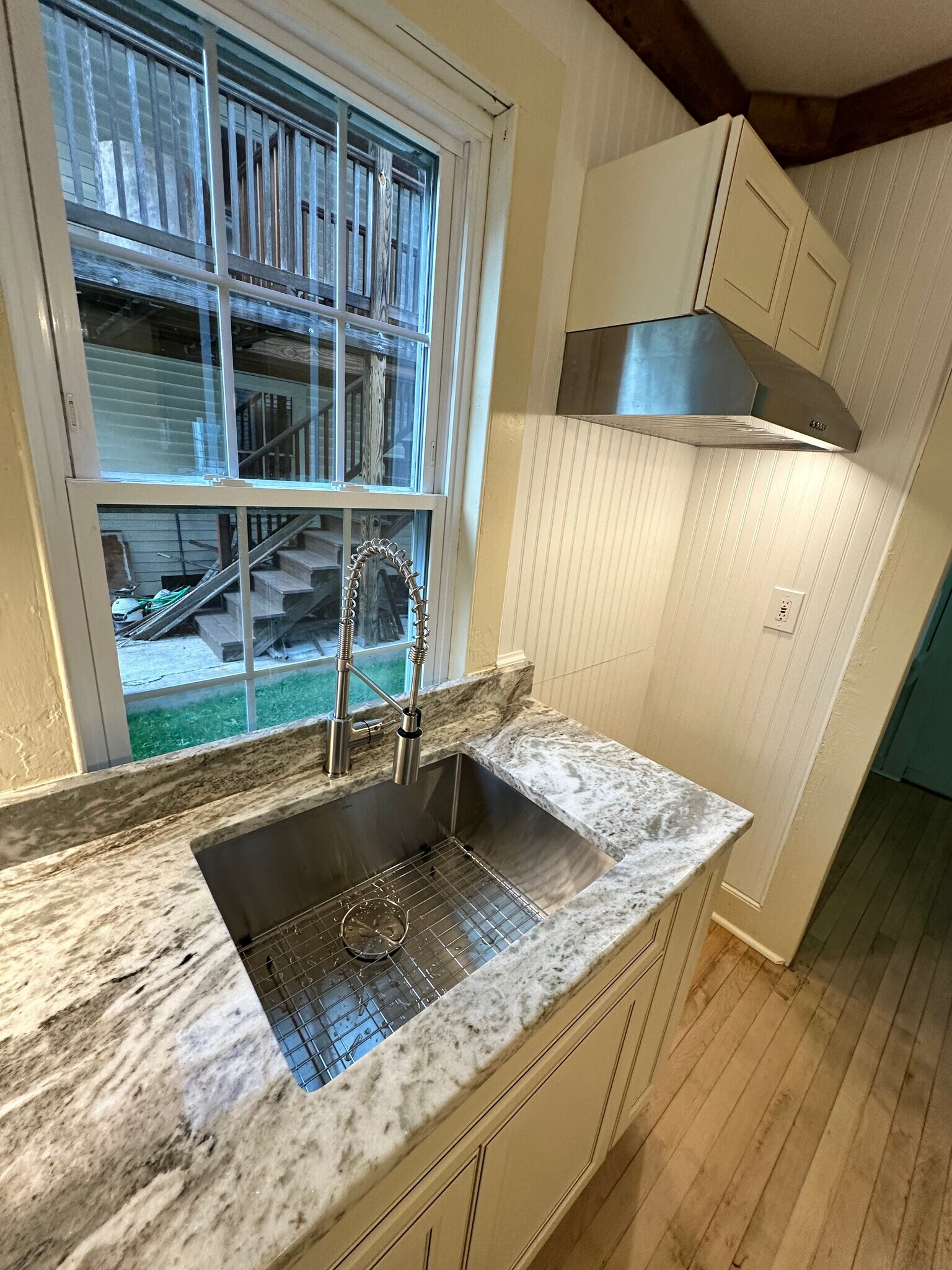 Building Photo - 537 Main St