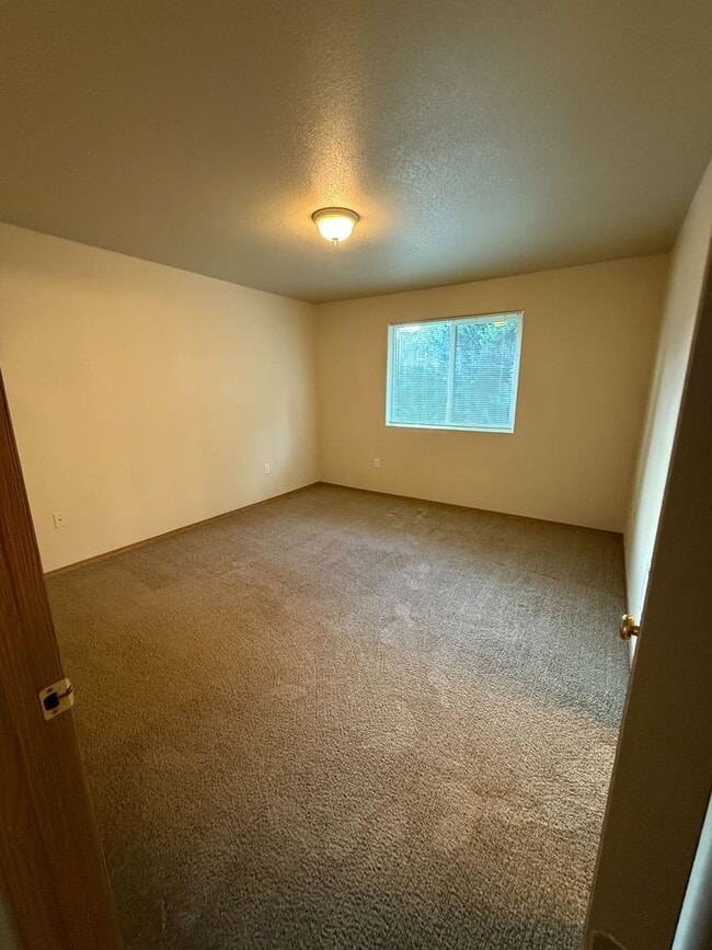 Building Photo - Quaint 2B/2Ba Townhome in Desirable Camas!
