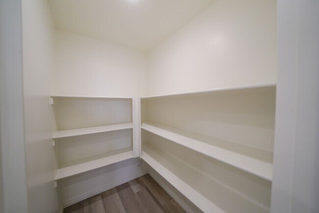 Building Photo - Spacious Townhome for Rent – Prime Location!