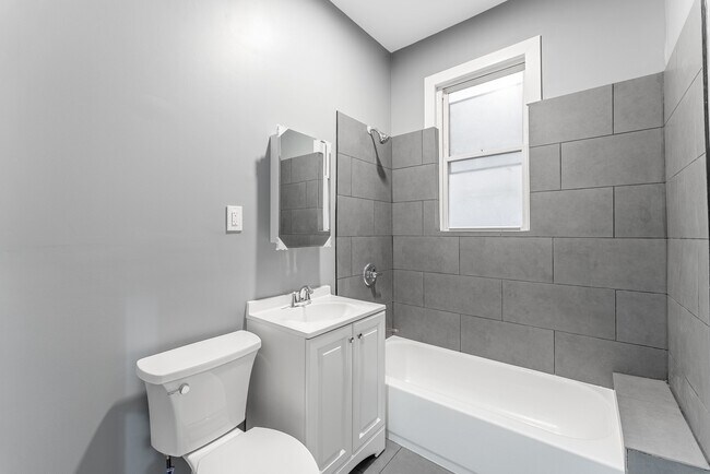 Building Photo - 1426 S Avers Ave