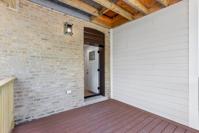 Building Photo - 6423 N Washtenaw Ave
