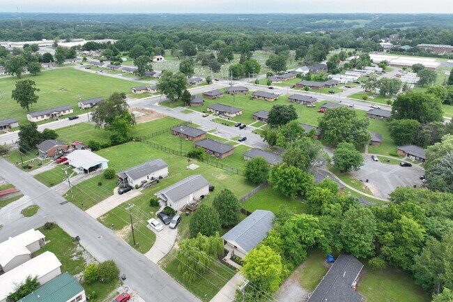 Building Photo - Springfield Gem! 3BR/2BA with Big Yard, St...