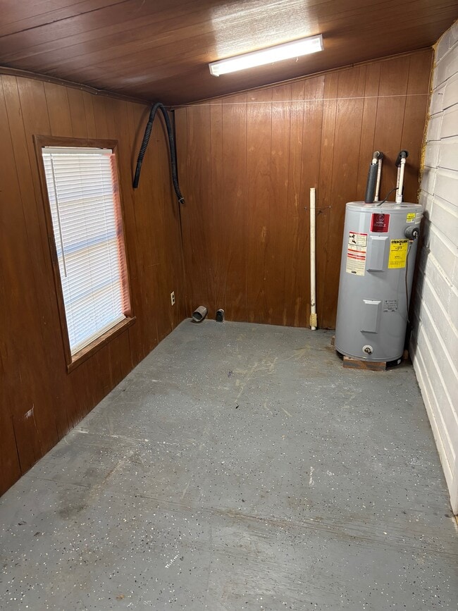 Building Photo - 7949 Louise Ln