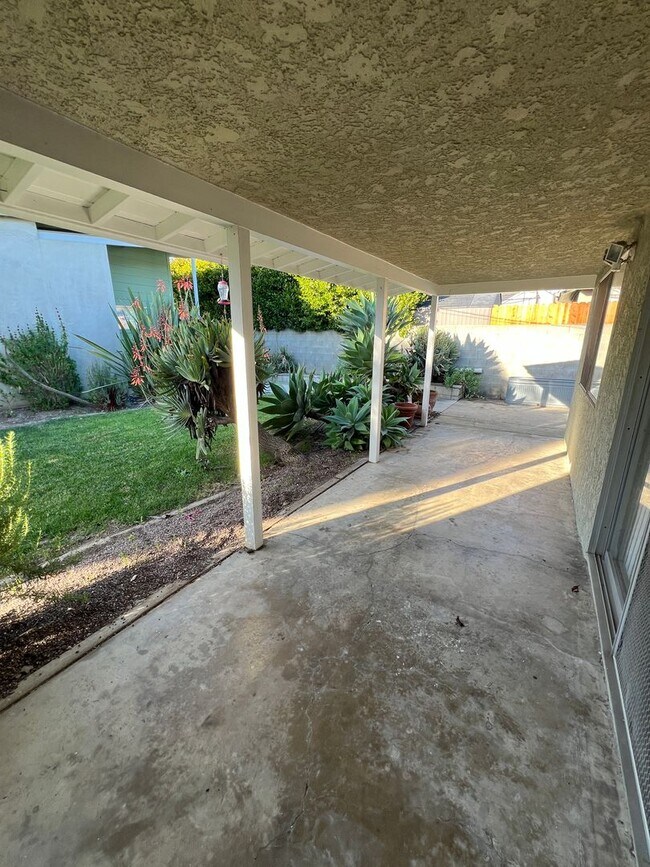 Building Photo - Mid Town Adorable Home!