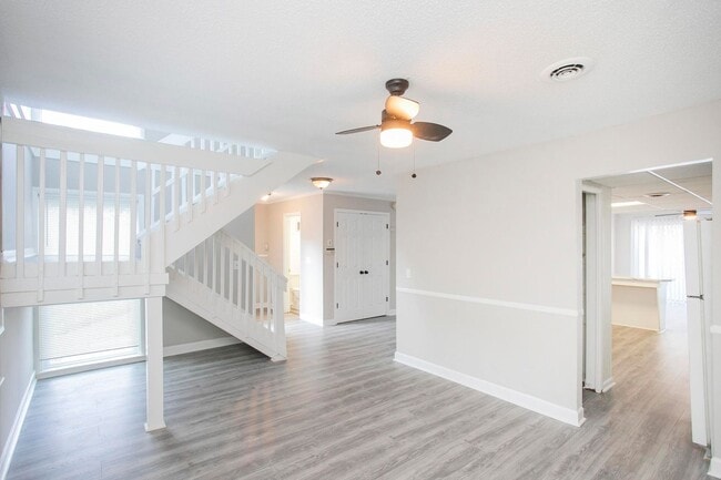 Building Photo - 421 Raintree Dr