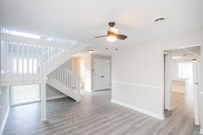 Building Photo - Charming Townhome in Hermitage!