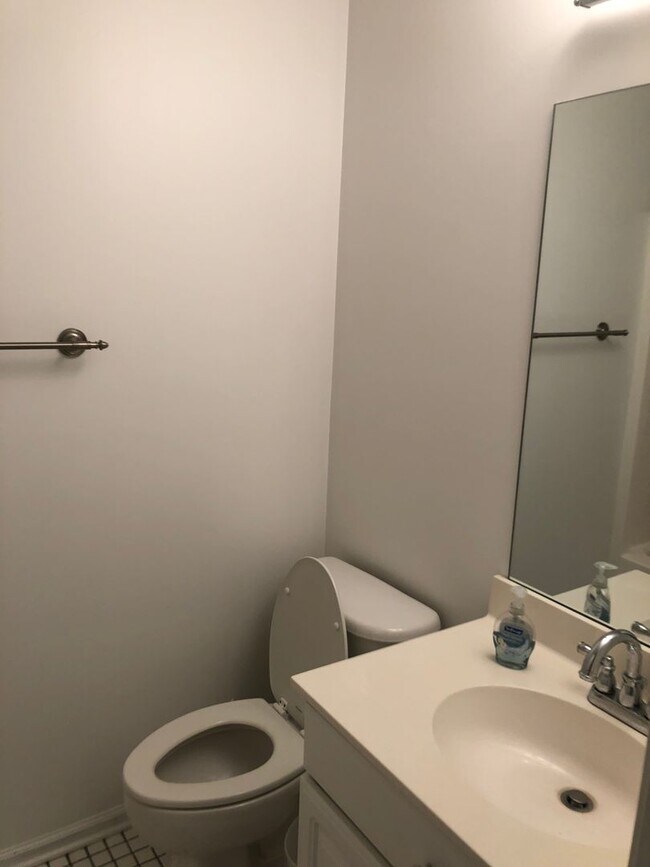 Building Photo - Greenville, 3BD/2.5 plus bonus, 1839SF