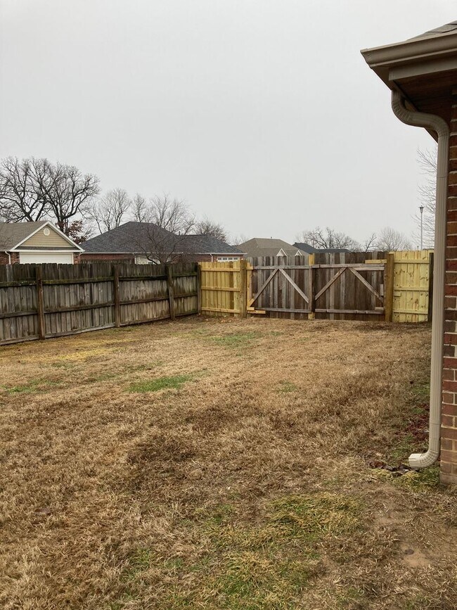 Building Photo - 3 bedroom 2 bath modern style home minutes from Centerton Main!!