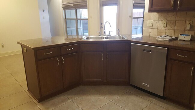 Building Photo - 502 Doloria Dr