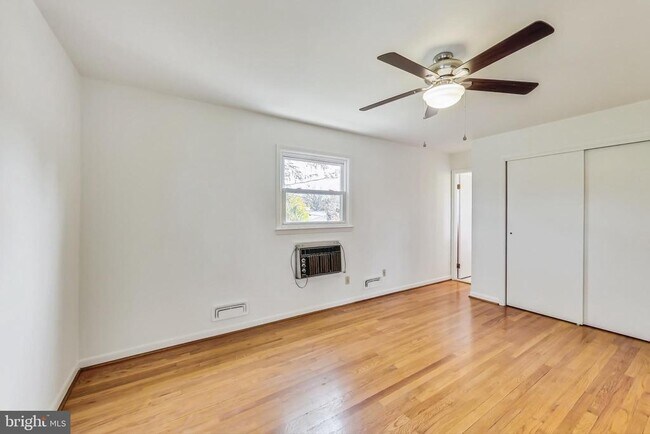 Building Photo - 1208 Pinewood Dr