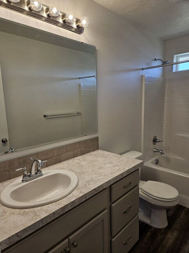 Building Photo - Welcome to this spacious 4 bedroom, 3 bathroom home located in Caldwell, ID.