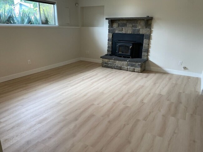 Building Photo - $3950 2520 SqFt, SFH/4BDR,2BA,office/Garag...