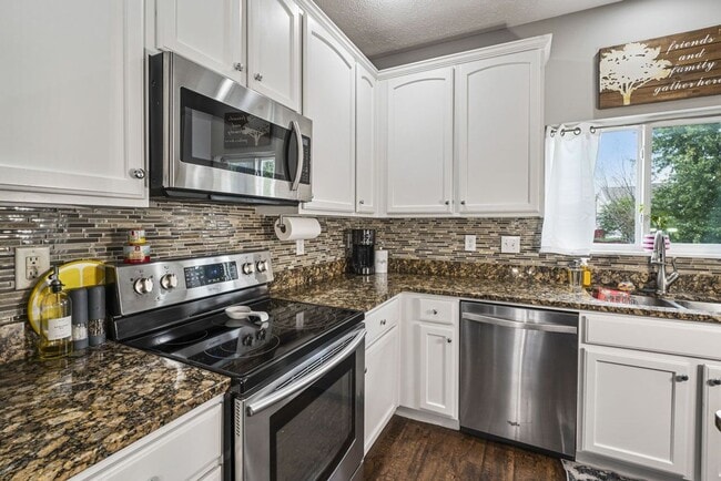 Building Photo - Luxurious 4-Bedroom Furnished Home in West...