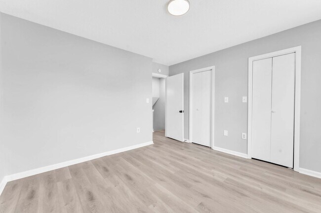 Building Photo - *NEWLY RENOVATED* 2 Bedroom Townhouse in D...