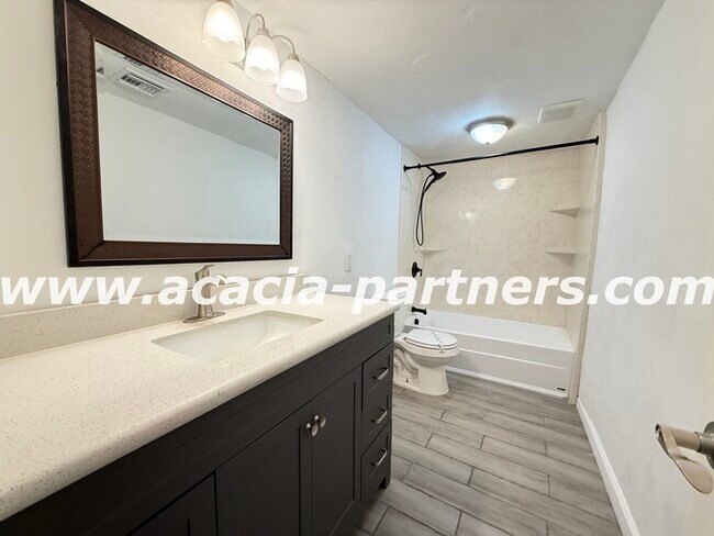 Building Photo - 2 Bedroom home on a large lot