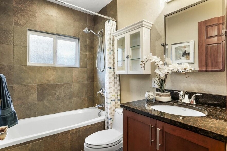 Building Photo - 2417 Johnson Pl