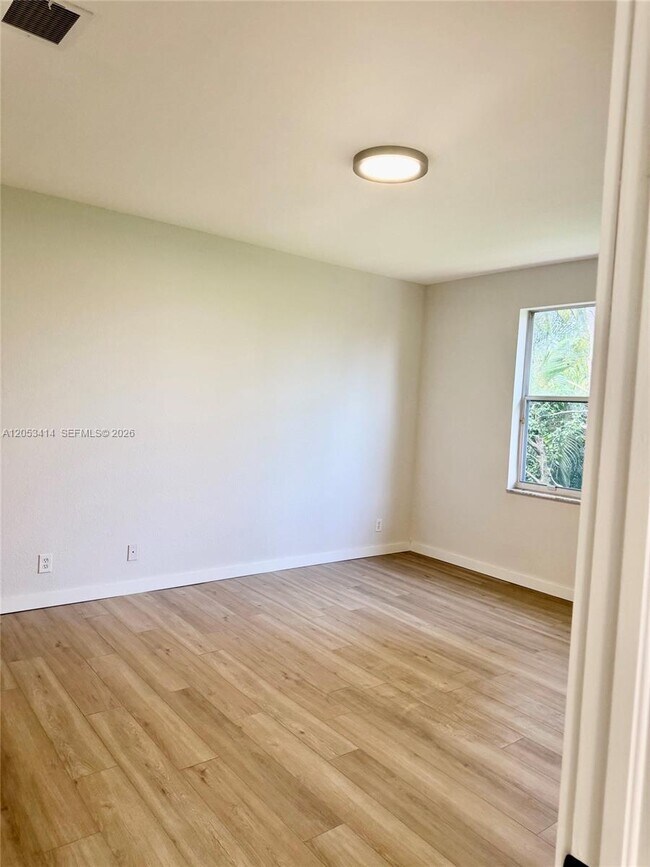 Building Photo - 4946 SW 38th Way