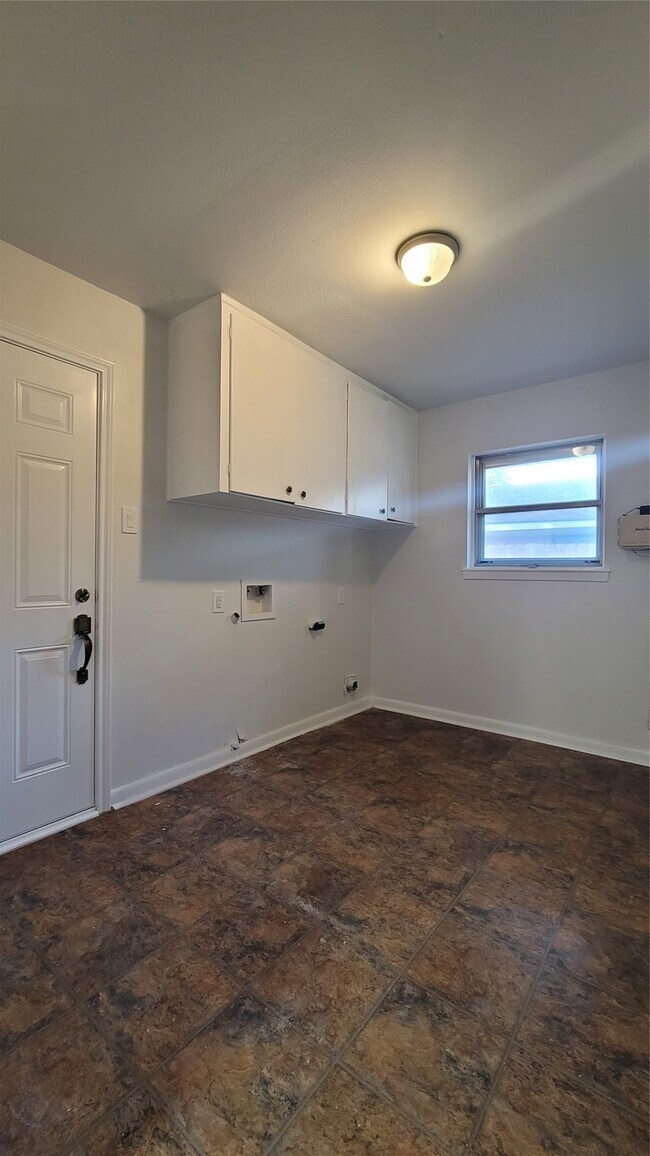 Building Photo - 801 Rosewood Dr