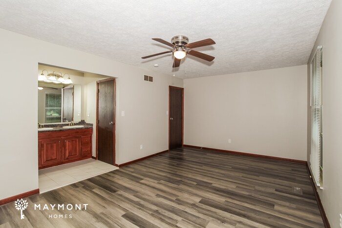 Building Photo - 8233 Lake Ridge Dr