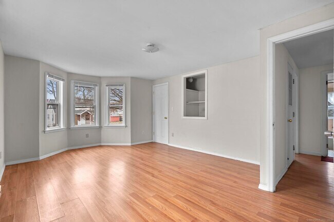 Building Photo - 72 Maple St