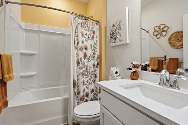 Building Photo - 4 Bedroom in CRESTVIEW!!