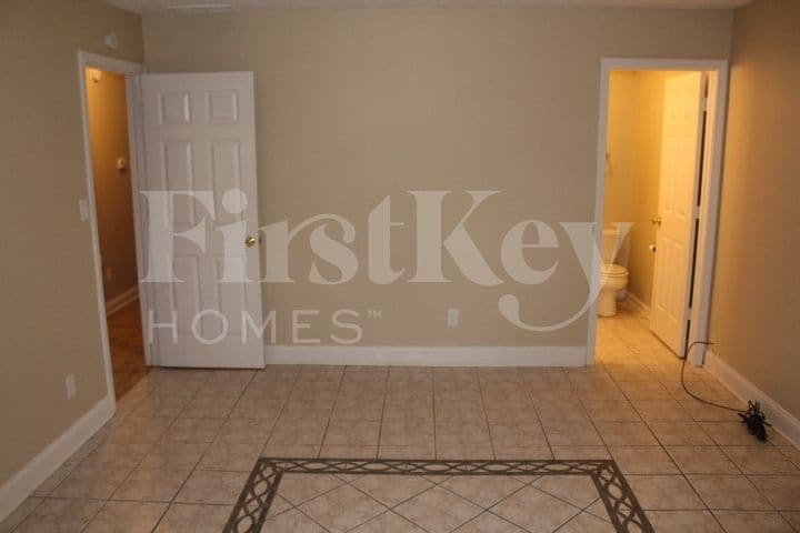 Building Photo - 9440 Port Royal Dr
