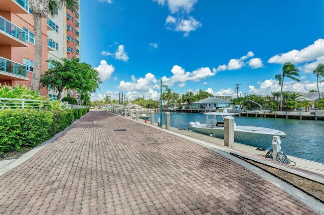 Building Photo - 2650 Lake Shore Dr
