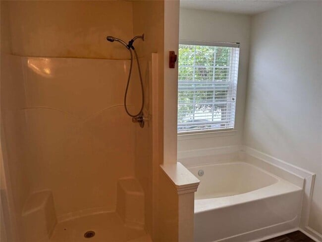 Building Photo - 356 Springbottom Dr SE