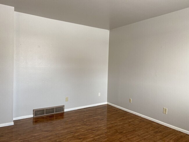 Building Photo - Cozy 3 Bed/1.5 Bath Duplex with Fenced Yard and 1 Car Garage