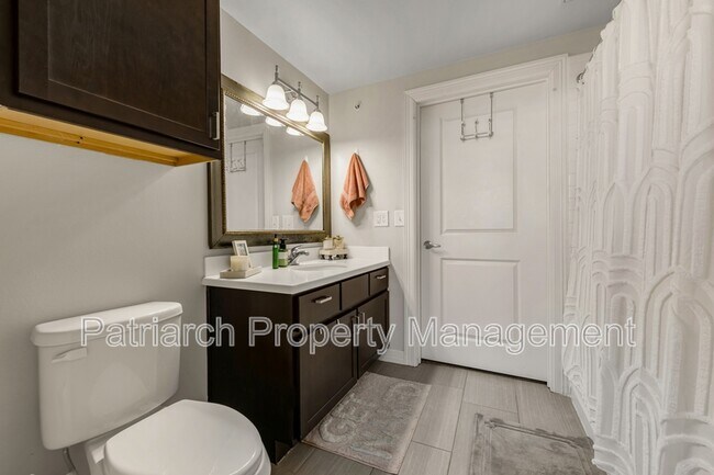 Building Photo - 1026 Foster Ave