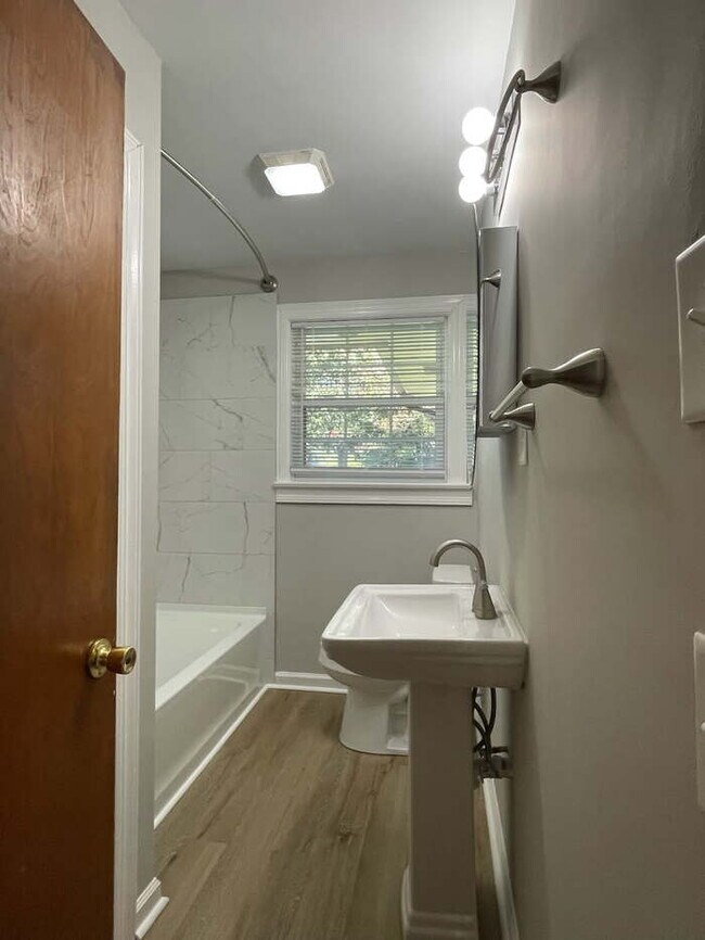 Building Photo - 3 Bedrooms 1.5 bath