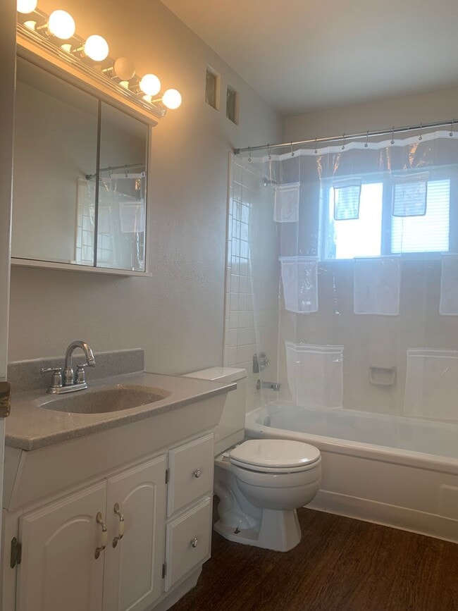 Building Photo - 3 BEDROOM, 2 BATHROOM SINGLE FAMILY HOME WITH 2 CAR ATTACHED GARAGE