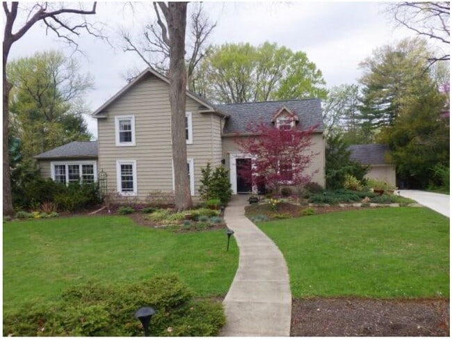 Single family home w/detached 2 car garage - 904 S Jordan Ave
