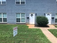 Building Photo - Recently Renovated 2 Bedroom 1 1/2 Bath To...