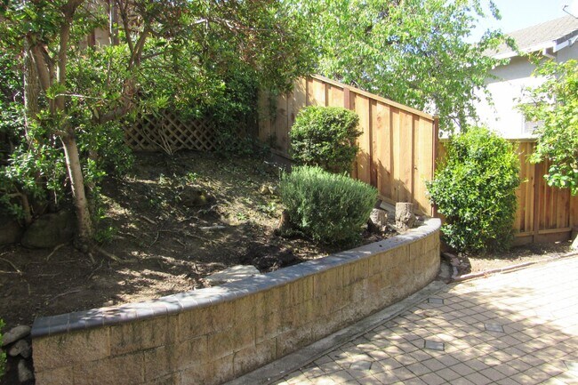 Building Photo - Beautiful 3 Bed/2.5 Bath Single Family in Highly Desirable Castro Valley Neighborhood