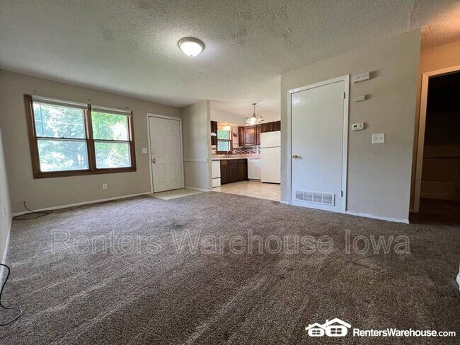 Building Photo - 910 E Railroad