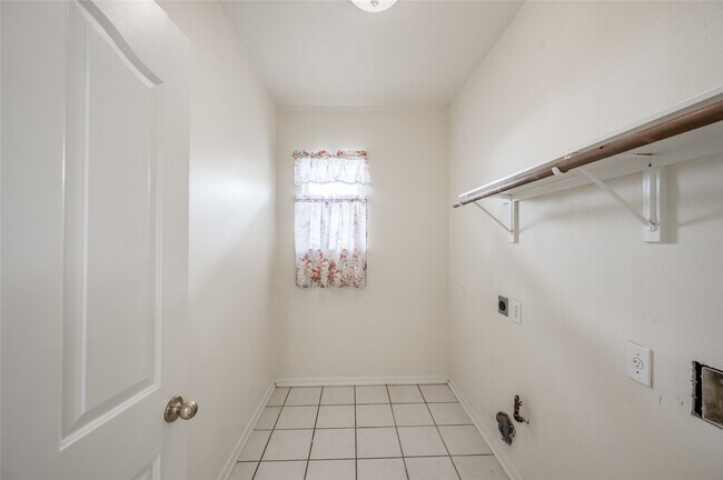 Building Photo - 3402 Caloway Ct