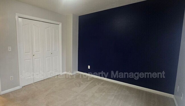 Building Photo - 3030 Devonwood Dr