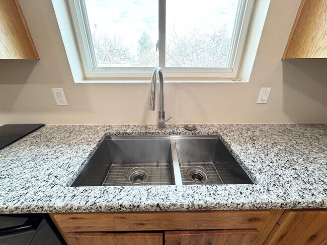 Building Photo - 3BR/2BA/2CG, with DOG RUN 2310 sq.ft. rental in Sierra Vista, AZ